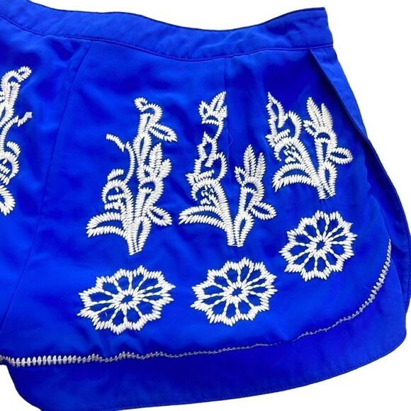 May & July Women’s Blue Embroidered Floral Shorts Size Large - Picture 7 of 10